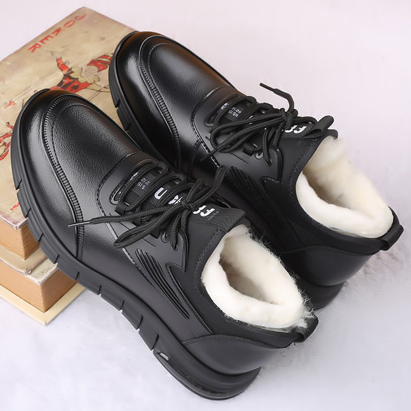 Ανδρικά χειμερινά παπούτσια με επιγραφή και απαλή φόδρα
