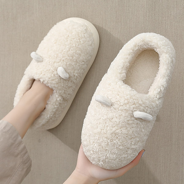 Нов модел дамски пухени пантофи с 3D елемент