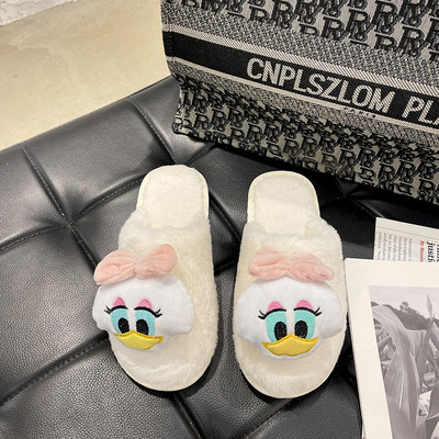 Naiste plüüsist sussid 3D-rakendusega