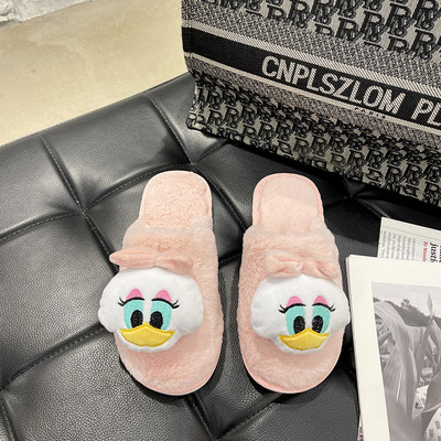 Naiste plüüsist sussid 3D-rakendusega