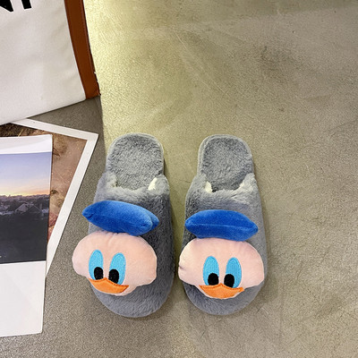 Naiste plüüsist sussid 3D-rakendusega