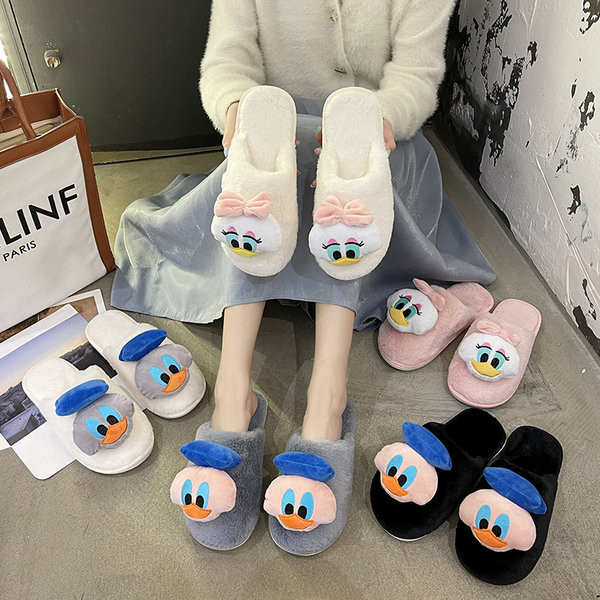 Naiste plüüsist sussid 3D-rakendusega