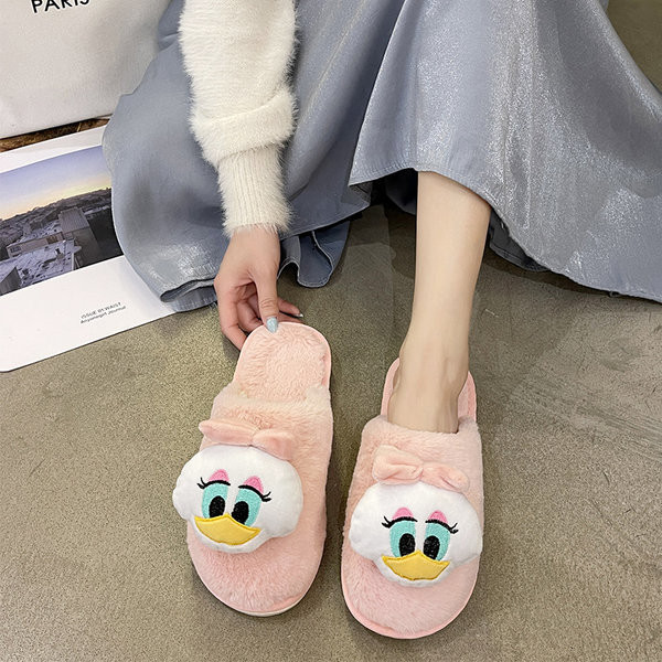 Naiste plüüsist sussid 3D-rakendusega