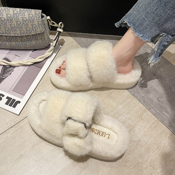 Дамски пухени чехли с метален елемент