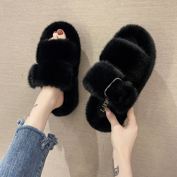 Дамски пухени чехли с метален елемент