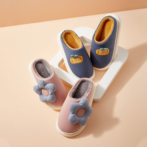 Ежедневни домашни чехли с 3D елемент цвете