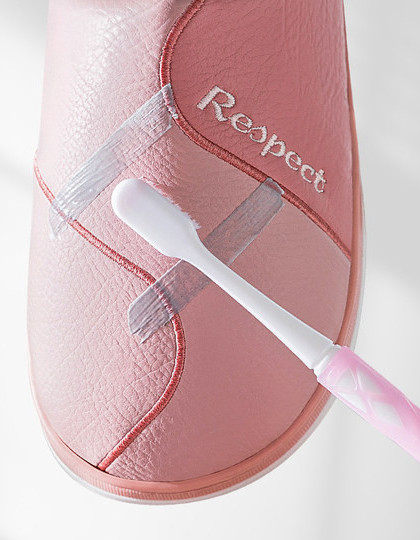 Кожени дамски пантофи с бродиран надпис и пухена подплата