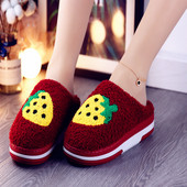 Дамски пантофи с бродерия ягода