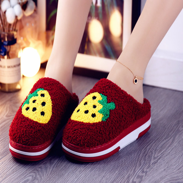 Дамски пантофи с бродерия ягода