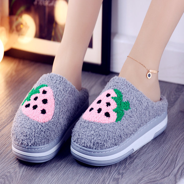 Дамски пантофи с бродерия ягода