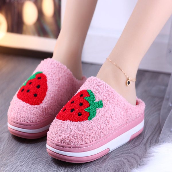 Дамски пантофи с бродерия ягода