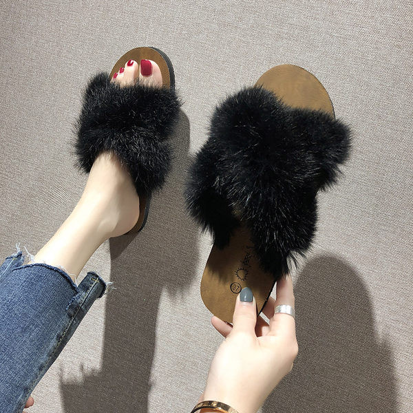 Нов модел дамски чехли с пухени каишки 