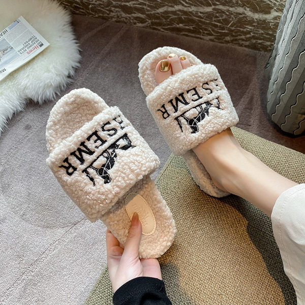 Дамски домашни  плюшени чехли с бродиран надпис 