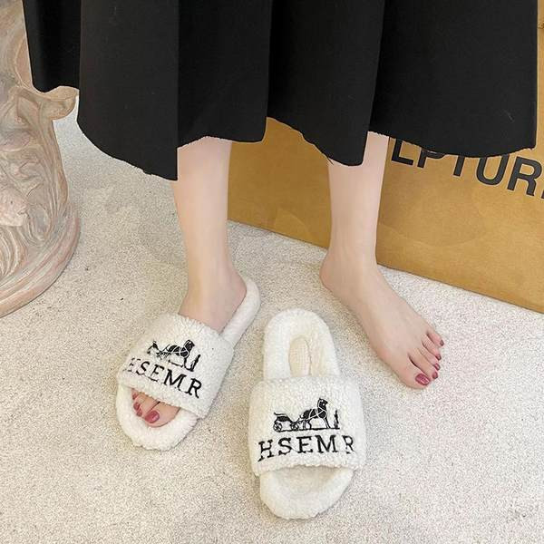 Дамски домашни  плюшени чехли с бродиран надпис 