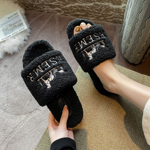 Дамски домашни  плюшени чехли с бродиран надпис 
