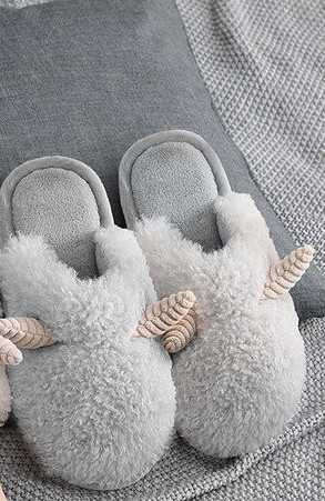 Нов модел дамски пухени чехли с 3D елемент