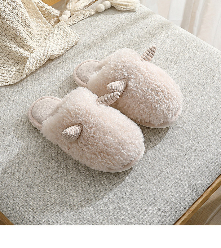 Нов модел дамски пухени чехли с 3D елемент