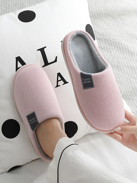 Дамски домашни чехли с емблема