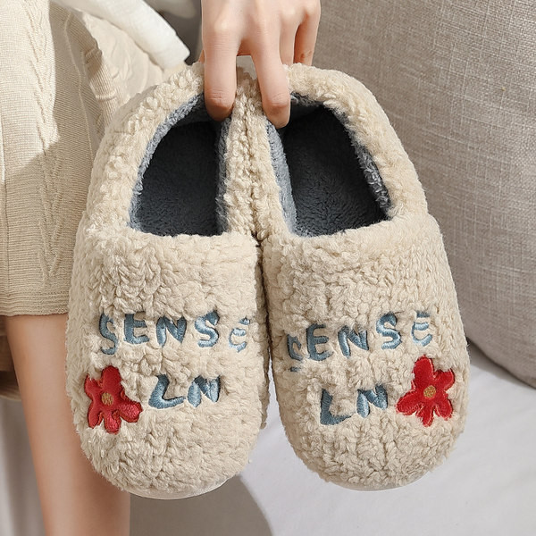 Пухени пантофи с цветна бродерия