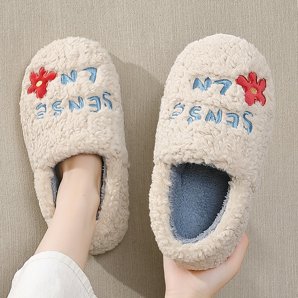 Пухени пантофи с цветна бродерия