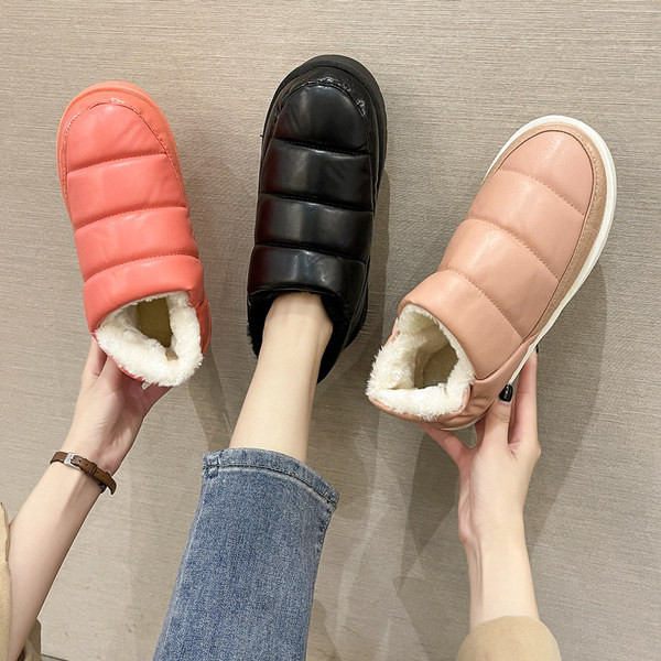 Дамски домашни пантофи с топла подплата и равна подметка 