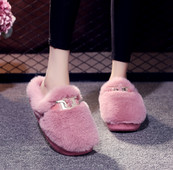 Нов модел чехли с еко косъм и метална верижка