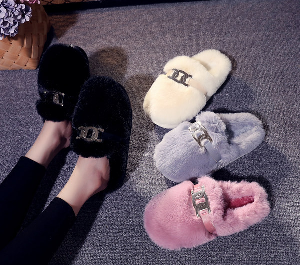 Нов модел чехли с еко косъм и метална верижка