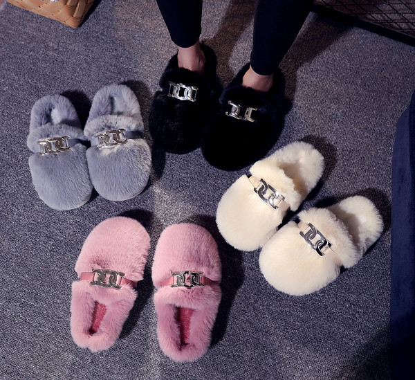 Нов модел чехли с еко косъм и метална верижка