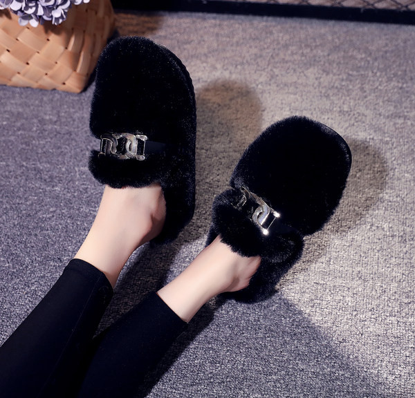 Нов модел чехли с еко косъм и метална верижка