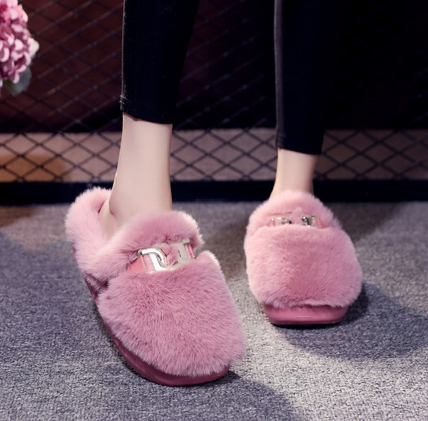 Нов модел чехли с еко косъм и метална верижка