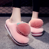 Дамски пухкави чехли с 3D апликация 