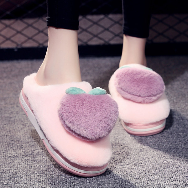 Дамски пухкави чехли с 3D апликация 