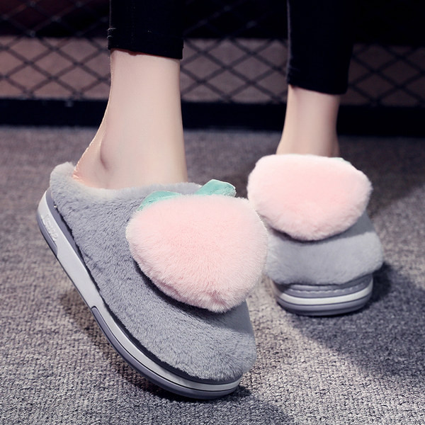 Дамски пухкави чехли с 3D апликация 