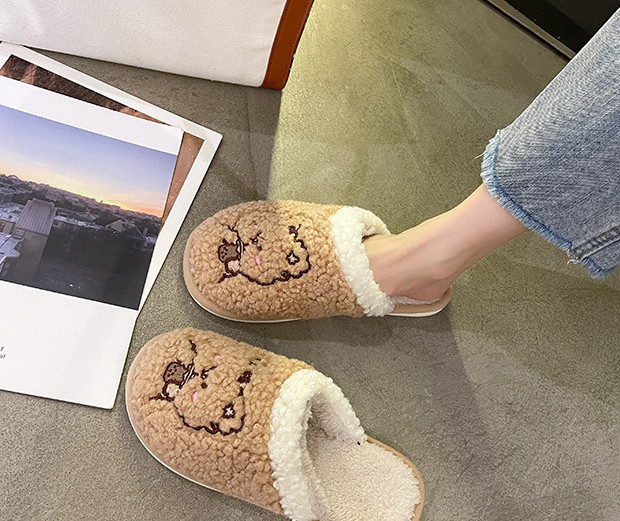 Дамски пухени домашни чехли с бродерия