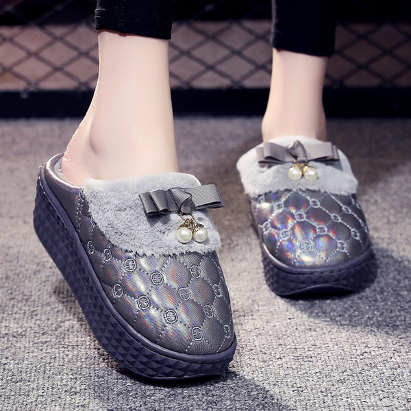 Домашни пантофи с пух и перли в три цвята