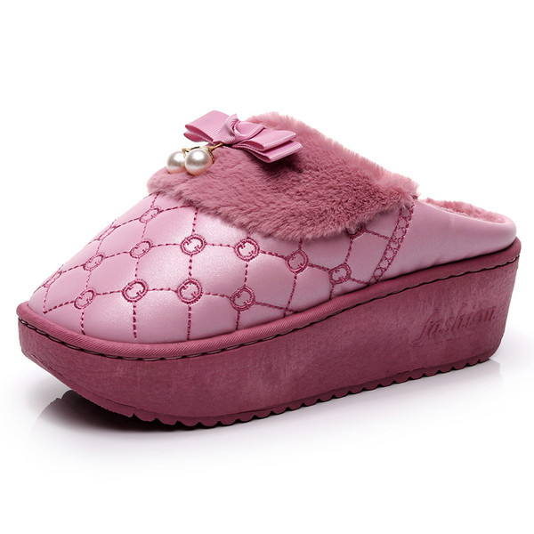 Домашни пантофи с пух и перли в три цвята