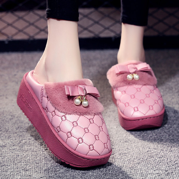 Домашни пантофи с пух и перли в три цвята