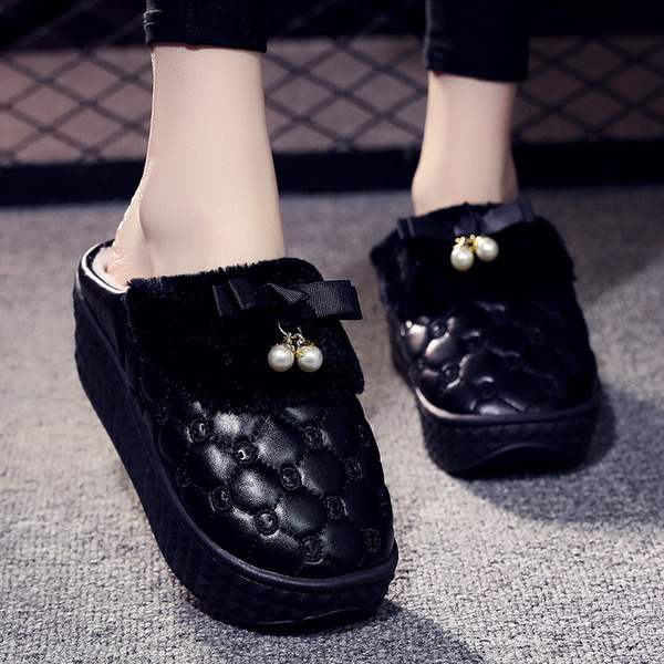 Домашни пантофи с пух и перли в три цвята