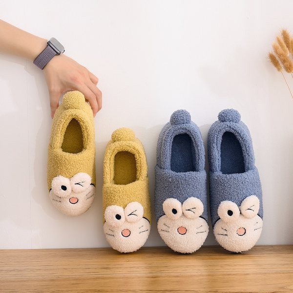 Дамски пухени пантофи с бродерия и 3D елемент