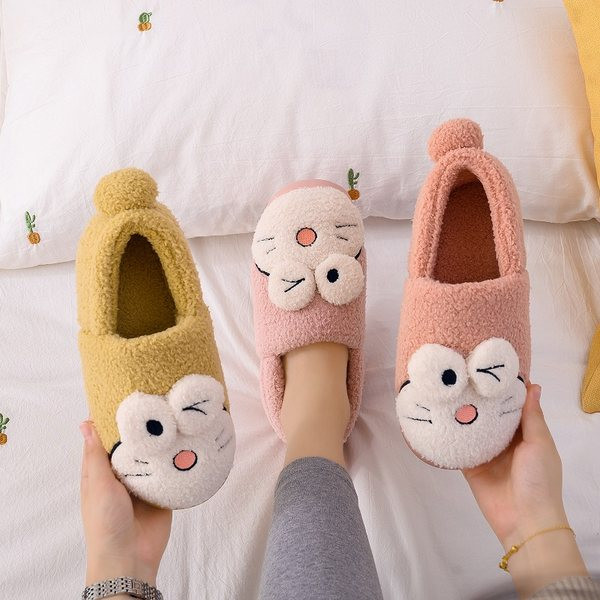 Дамски пухени пантофи с бродерия и 3D елемент