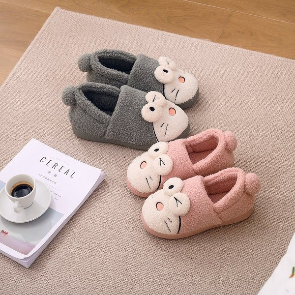 Дамски пухени пантофи с бродерия и 3D елемент