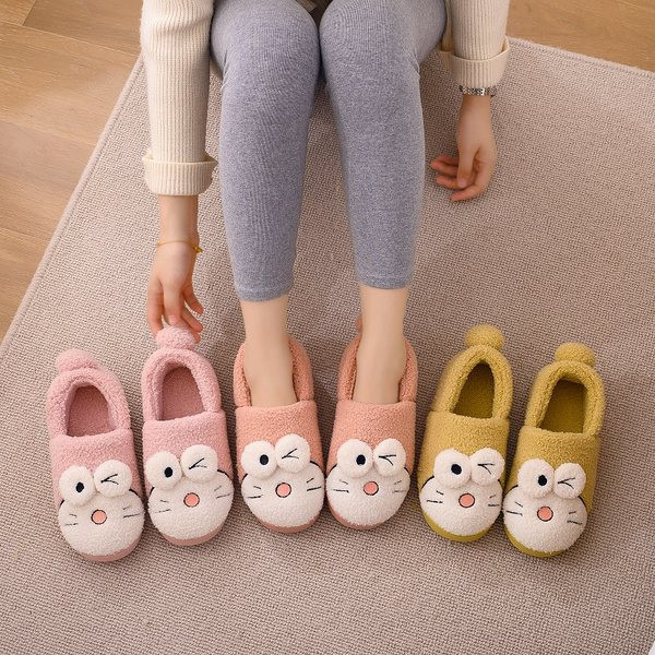 Дамски пухени пантофи с бродерия и 3D елемент