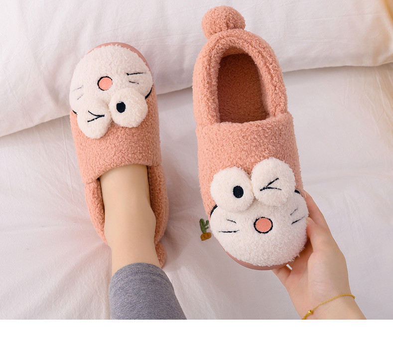 Дамски пухени пантофи с бродерия и 3D елемент