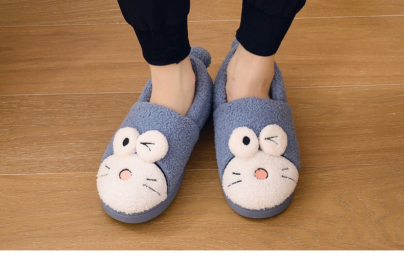 Дамски пухени пантофи с бродерия и 3D елемент