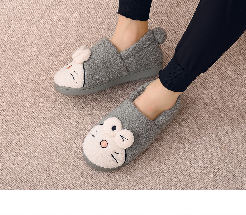 Дамски пухени пантофи с бродерия и 3D елемент