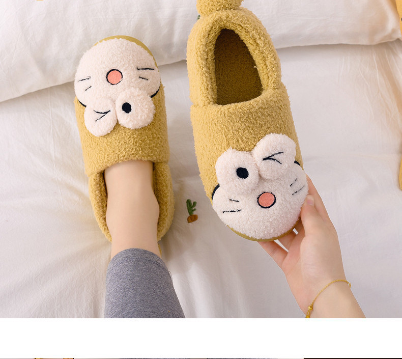 Дамски пухени пантофи с бродерия и 3D елемент