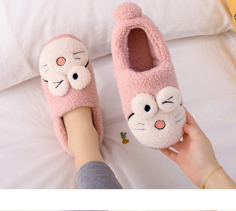 Дамски пухени пантофи с бродерия и 3D елемент