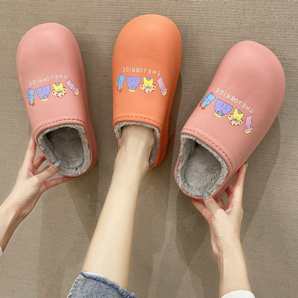 Дамски пухени чехли с апликация