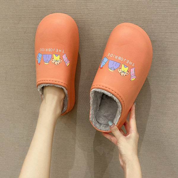 Дамски пухени чехли с апликация