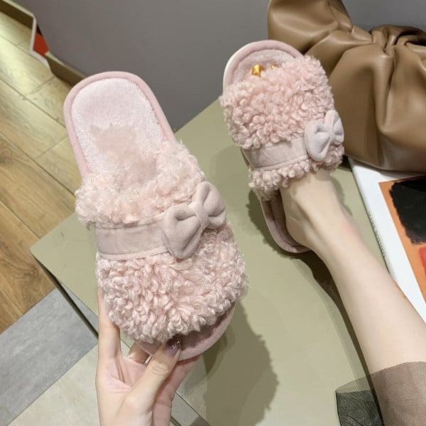 Модерни дамски чехли с пух и панделка